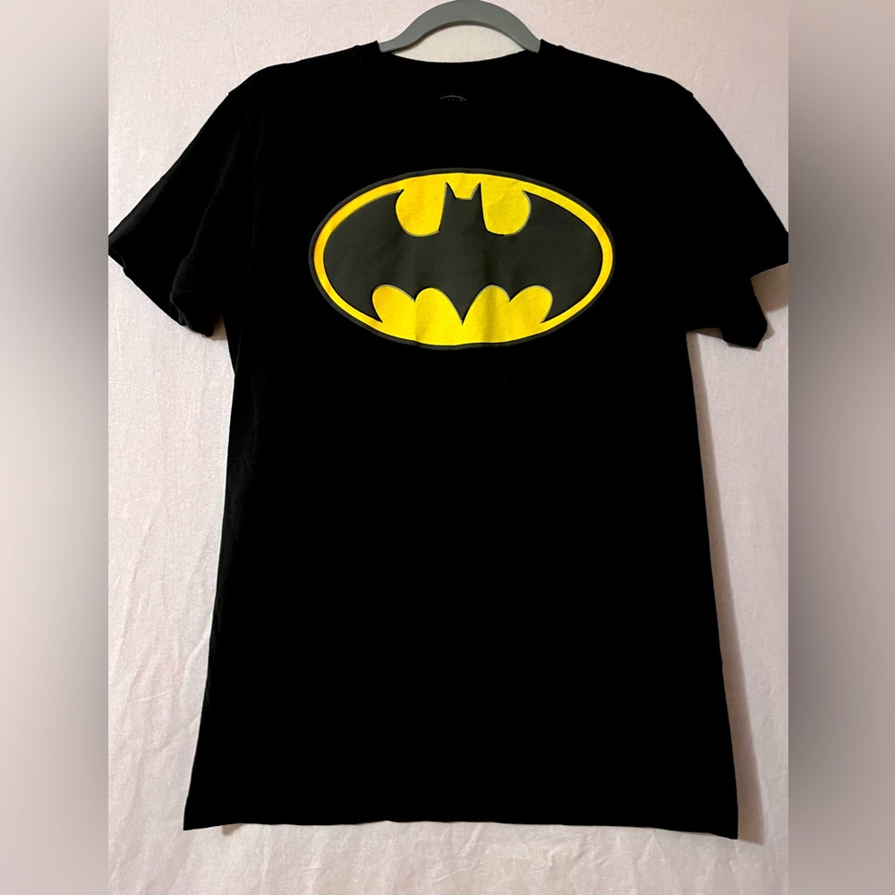 Batman Logo Medium US Men’s/Unisex Tee 🦇💛